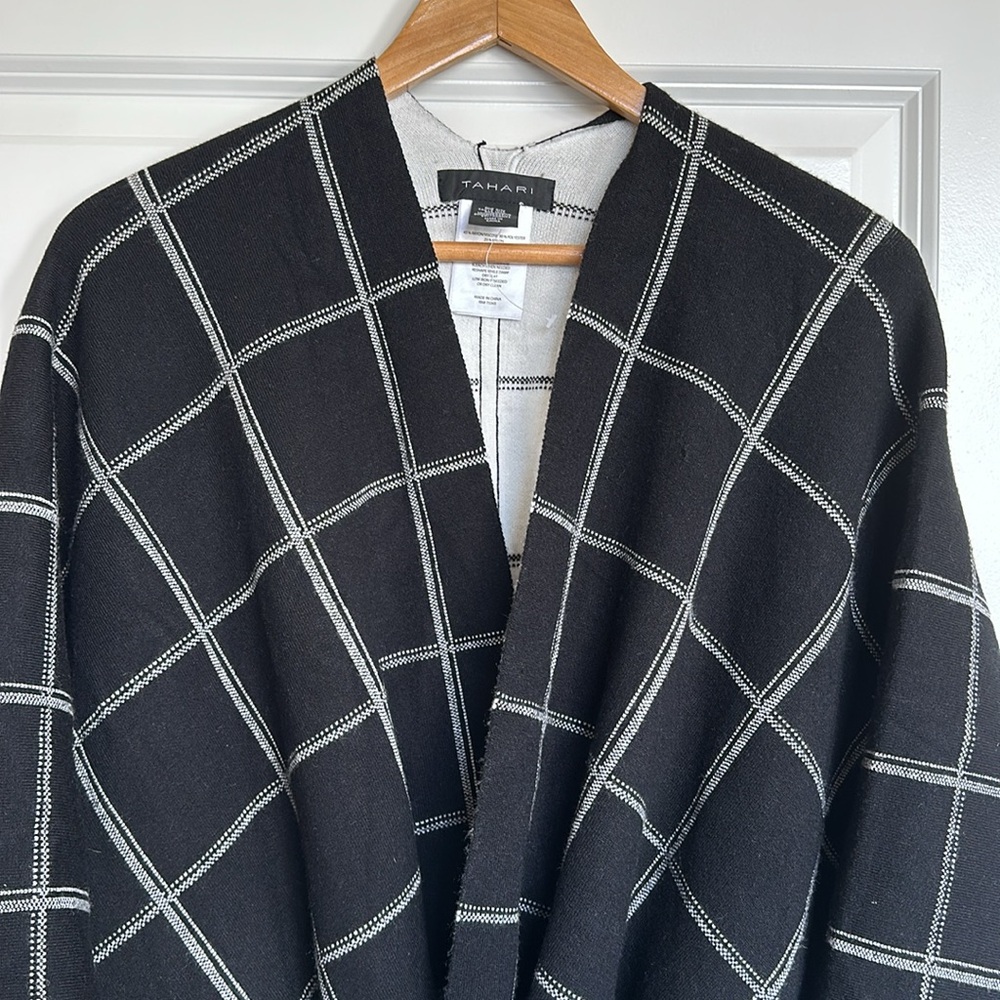 NWOT Tahari Belted Poncho OS Women’s Kimono Soft Stretchy Black White Plaid Cozy - Picture 2 of 10